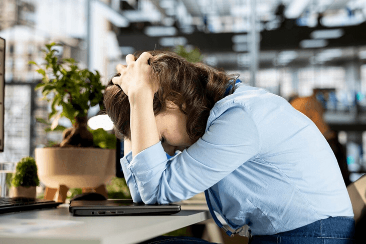 Femme qui prend sa tête dans ses mains